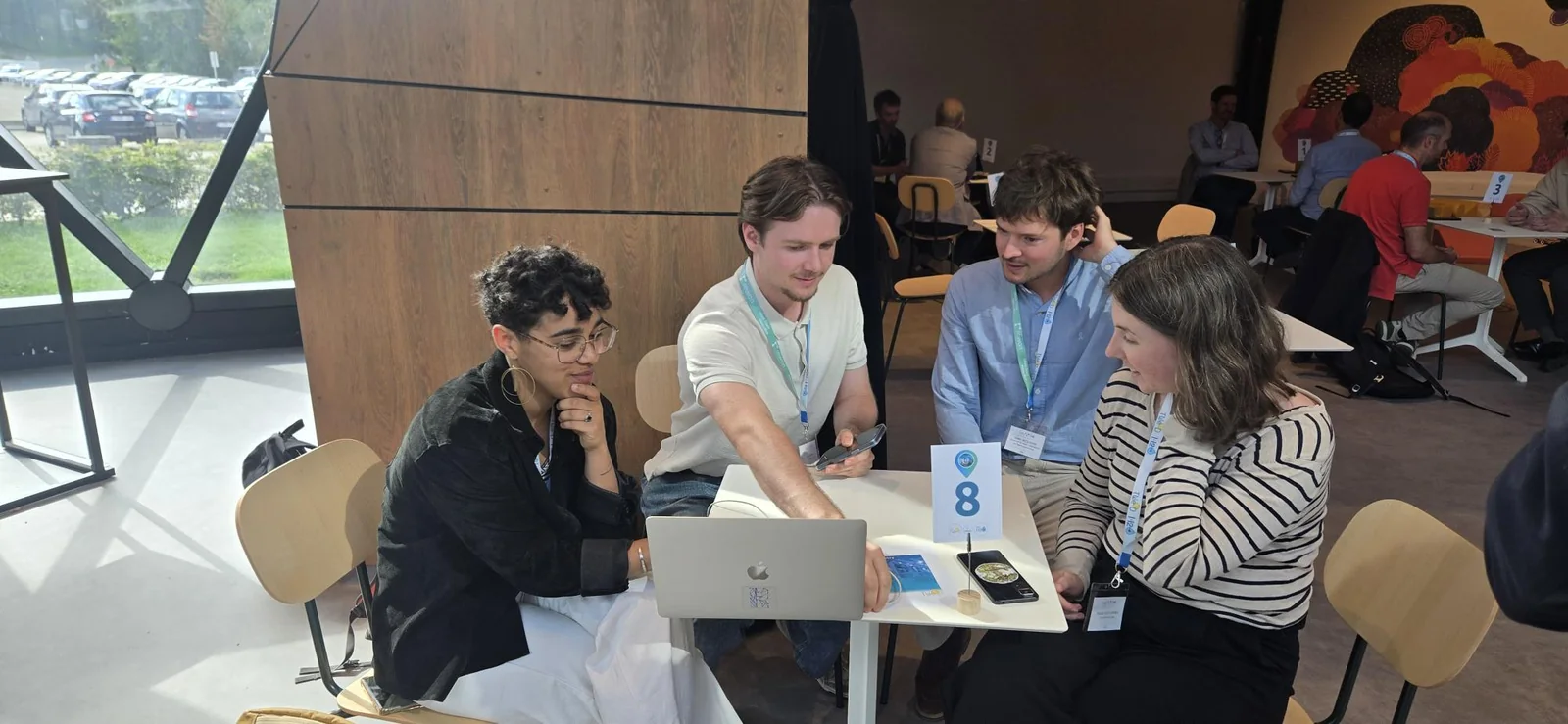 Nino Dupuis (RaYSun) en Florine Thiry (Resolia) stellen de tool voor het evalueren van energie-uitwisselingspotentieel voor aan ondernemingen, rond een tafel