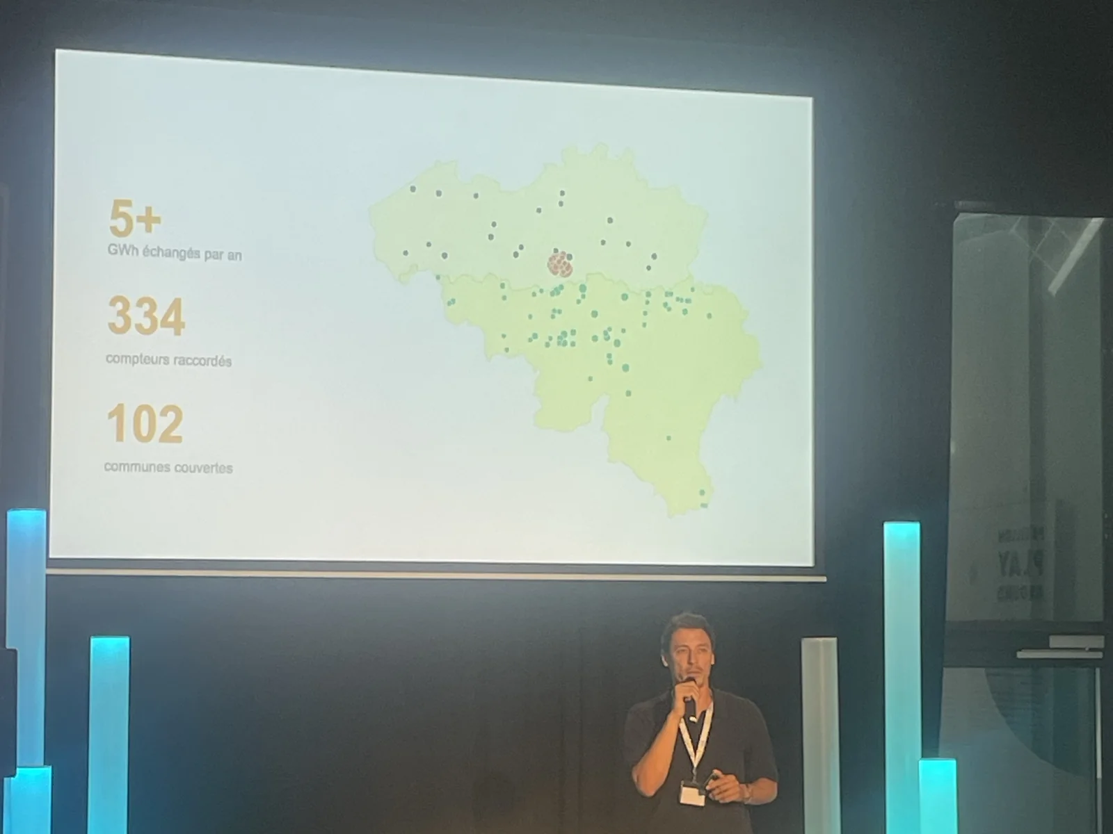 Max Boutsen, COO van RaYSun, pitcht het RaYSun-model voor de deelnemers, met de kaart van de deeloperaties in België