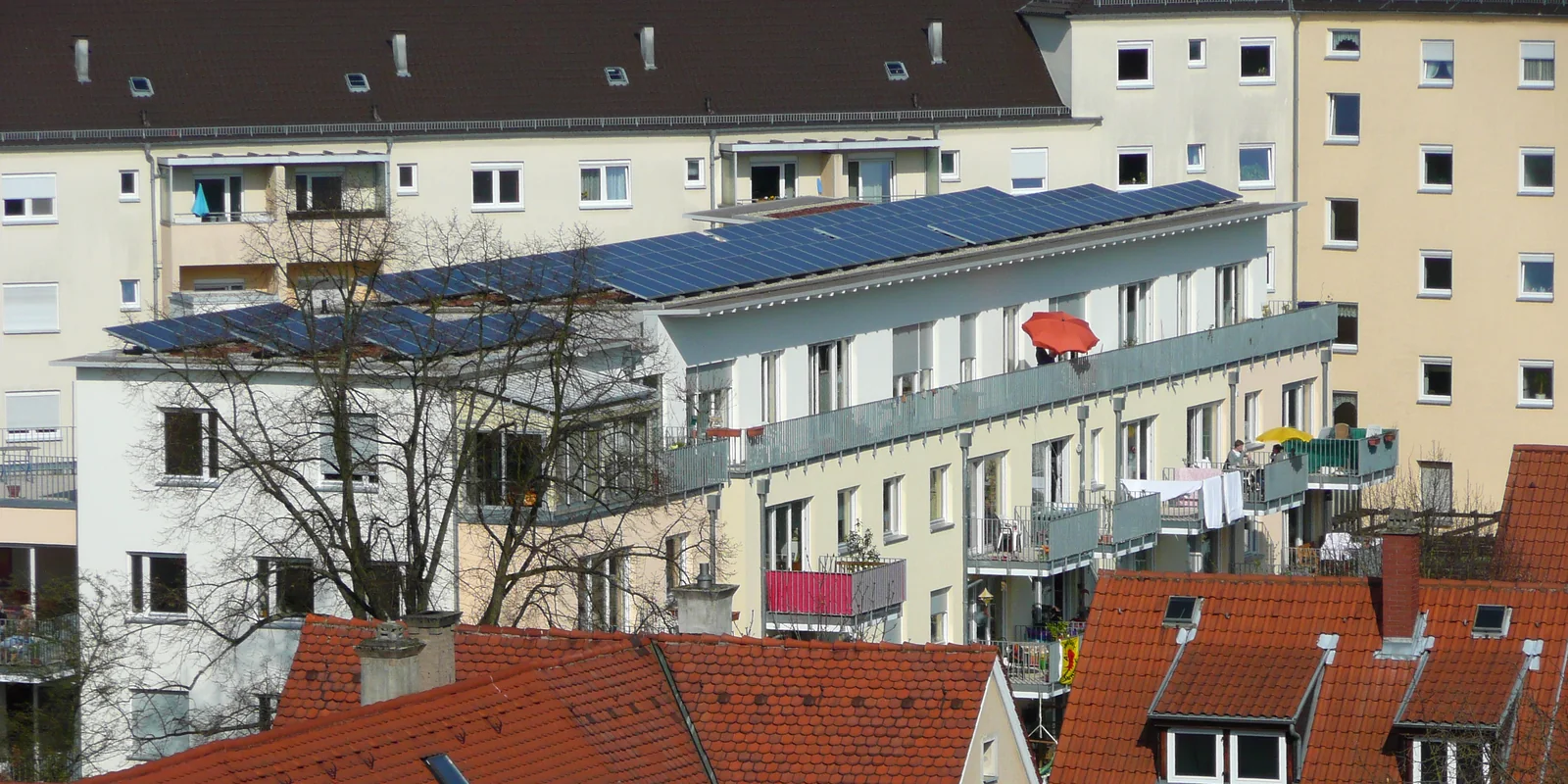 Stedelijk appartementsgebouw met een fotovoltaïsche installatie over het hele dak